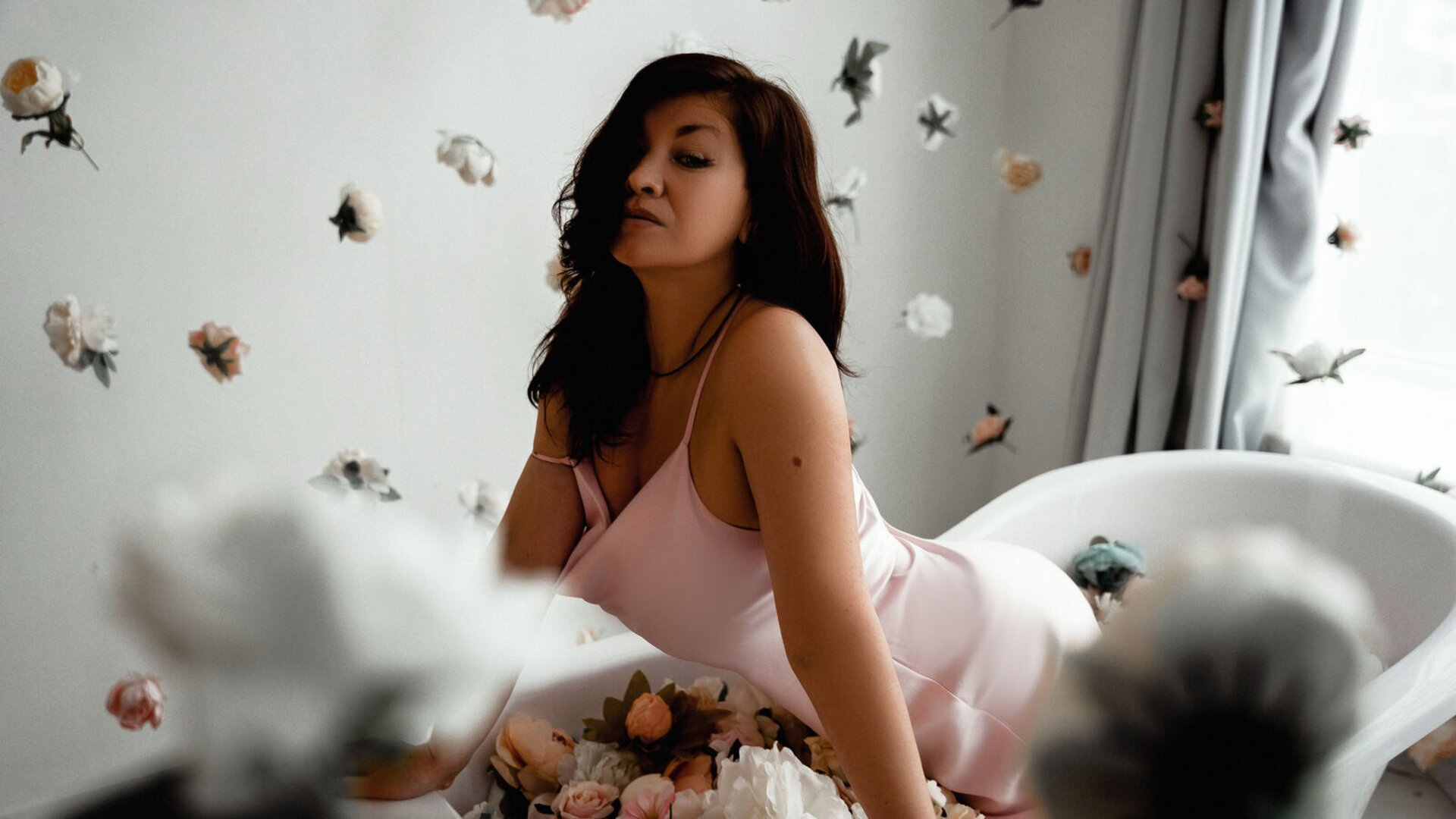 See AnaHemsworth’s Cam Show Now