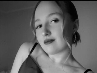 See AnnaMoris’s Cam Show Now