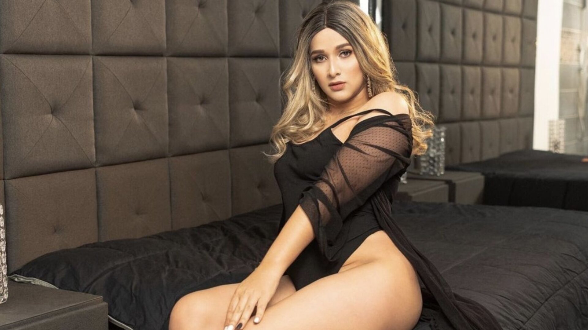 See AshleyColucci’s Cam Show Now