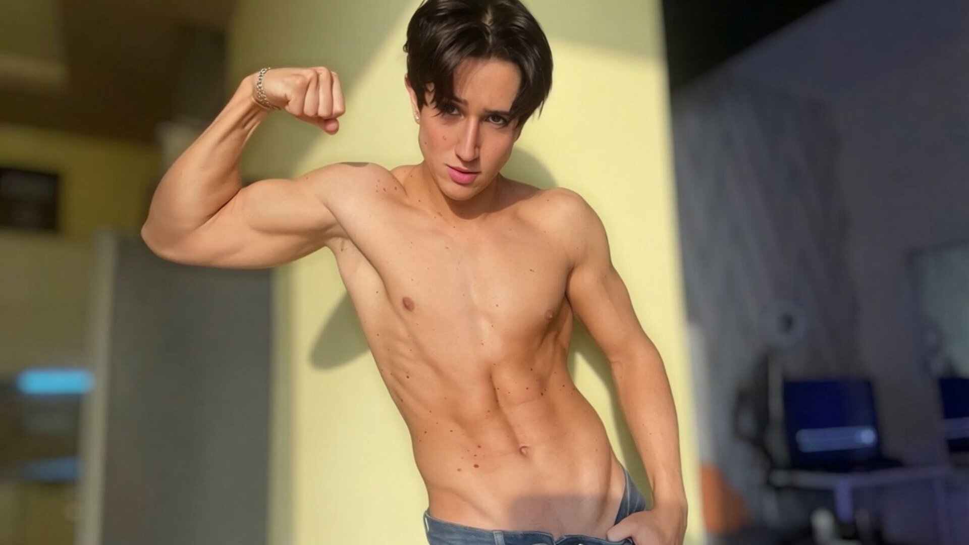 See ChristianLevyne’s Cam Show Now