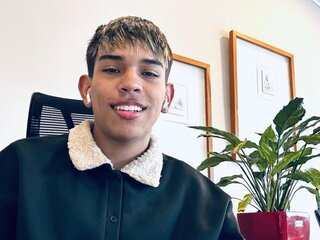 See CrisPetter’s Cam Show Now