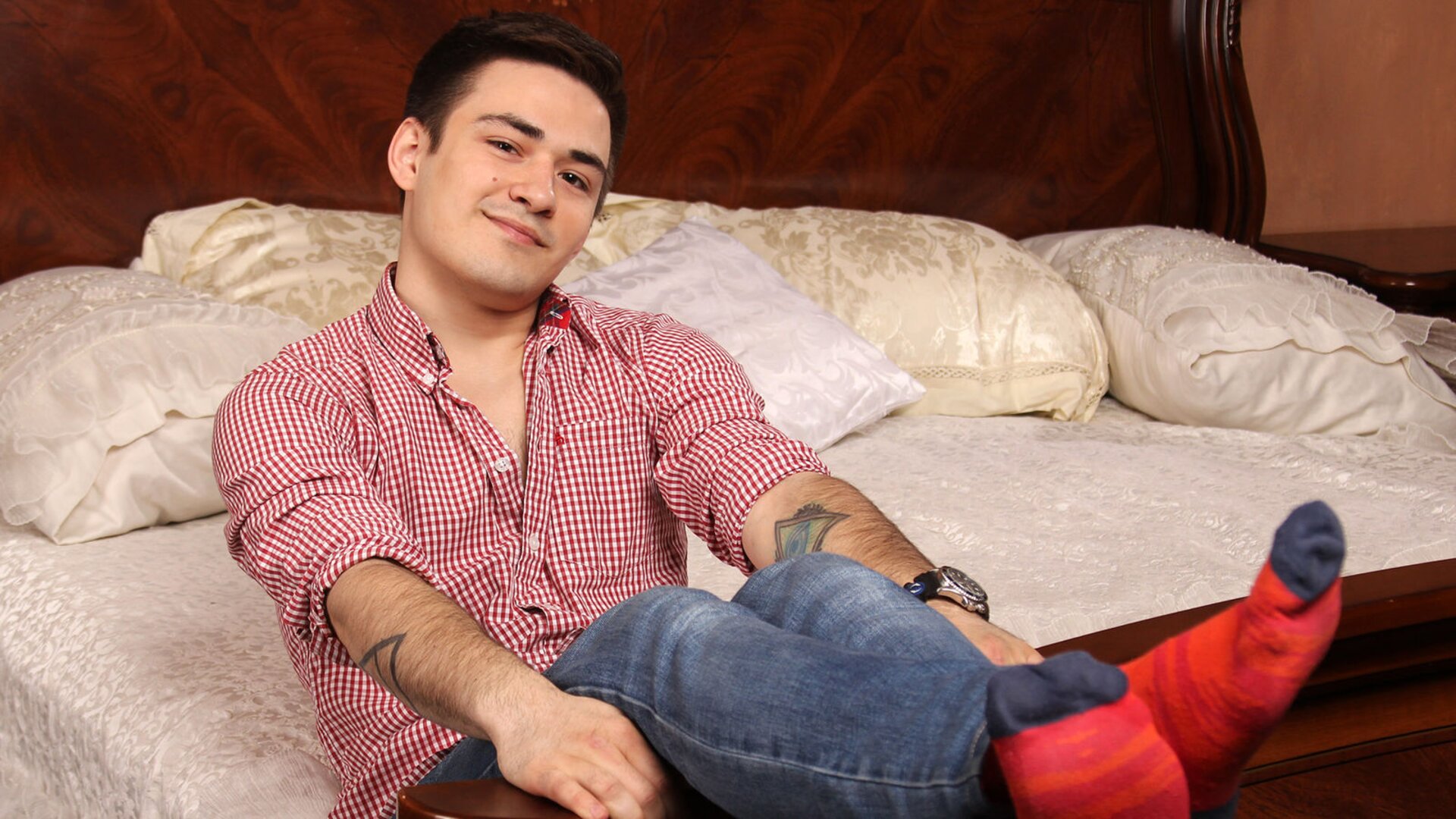 See DenJunior’s Cam Show Now
