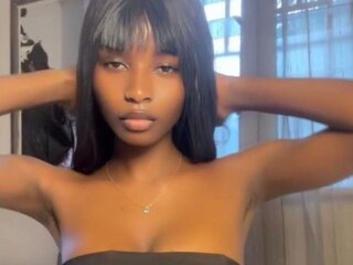 See DerbyLaila’s Cam Show Now