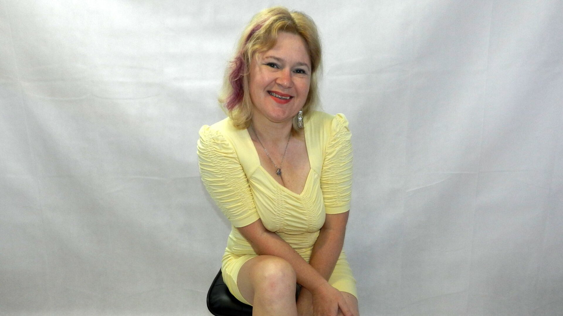 See EllyRoxxx’s Cam Show Now