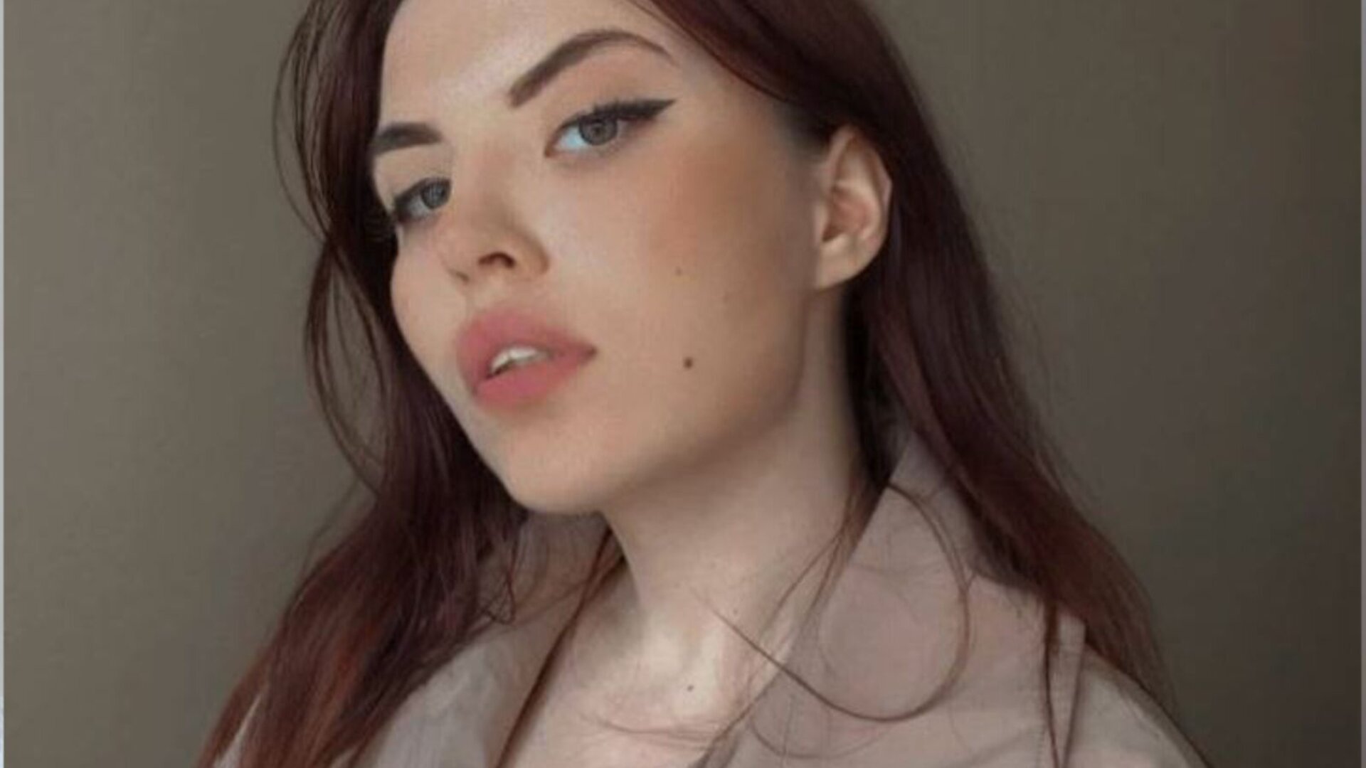 See EmilyElfy’s Cam Show Now