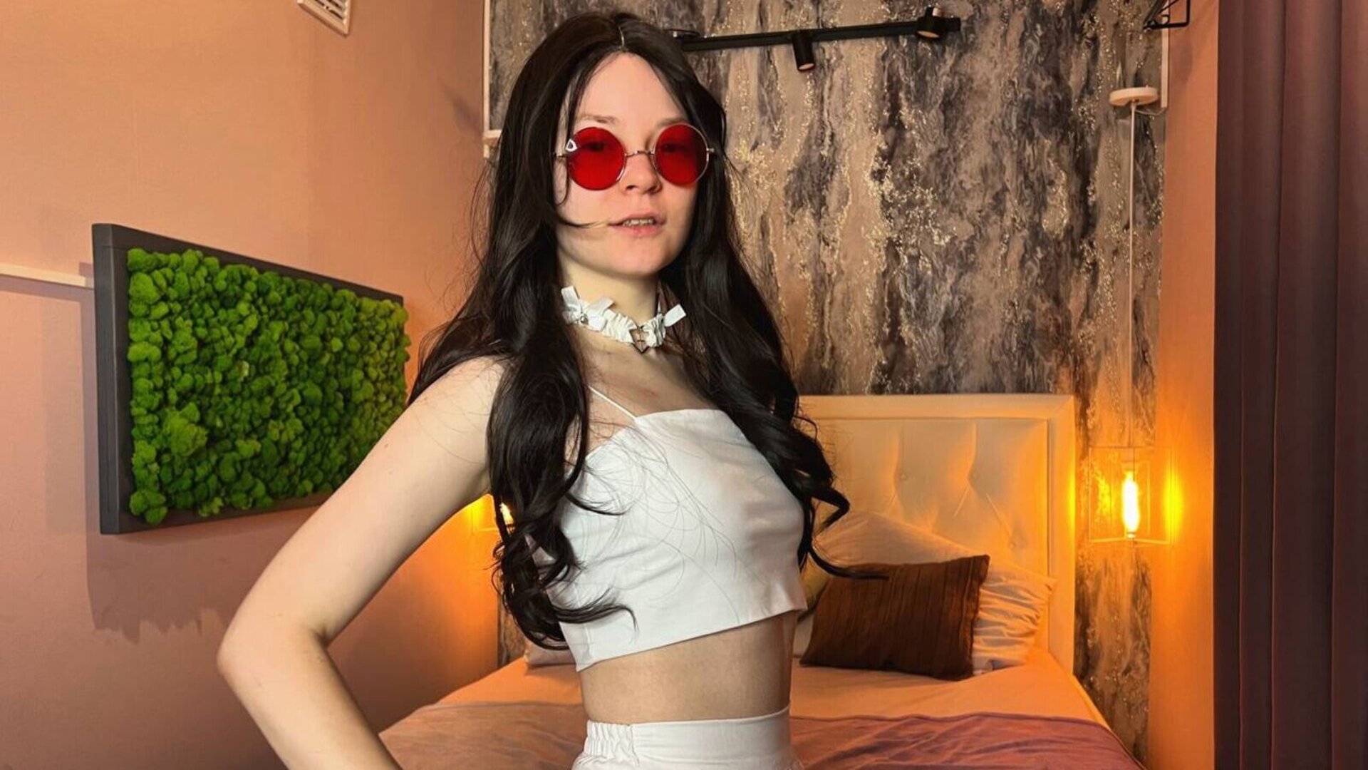 See FloraneWong’s Cam Show Now