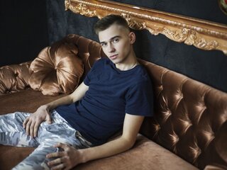 See HoneyRaymond’s Cam Show Now