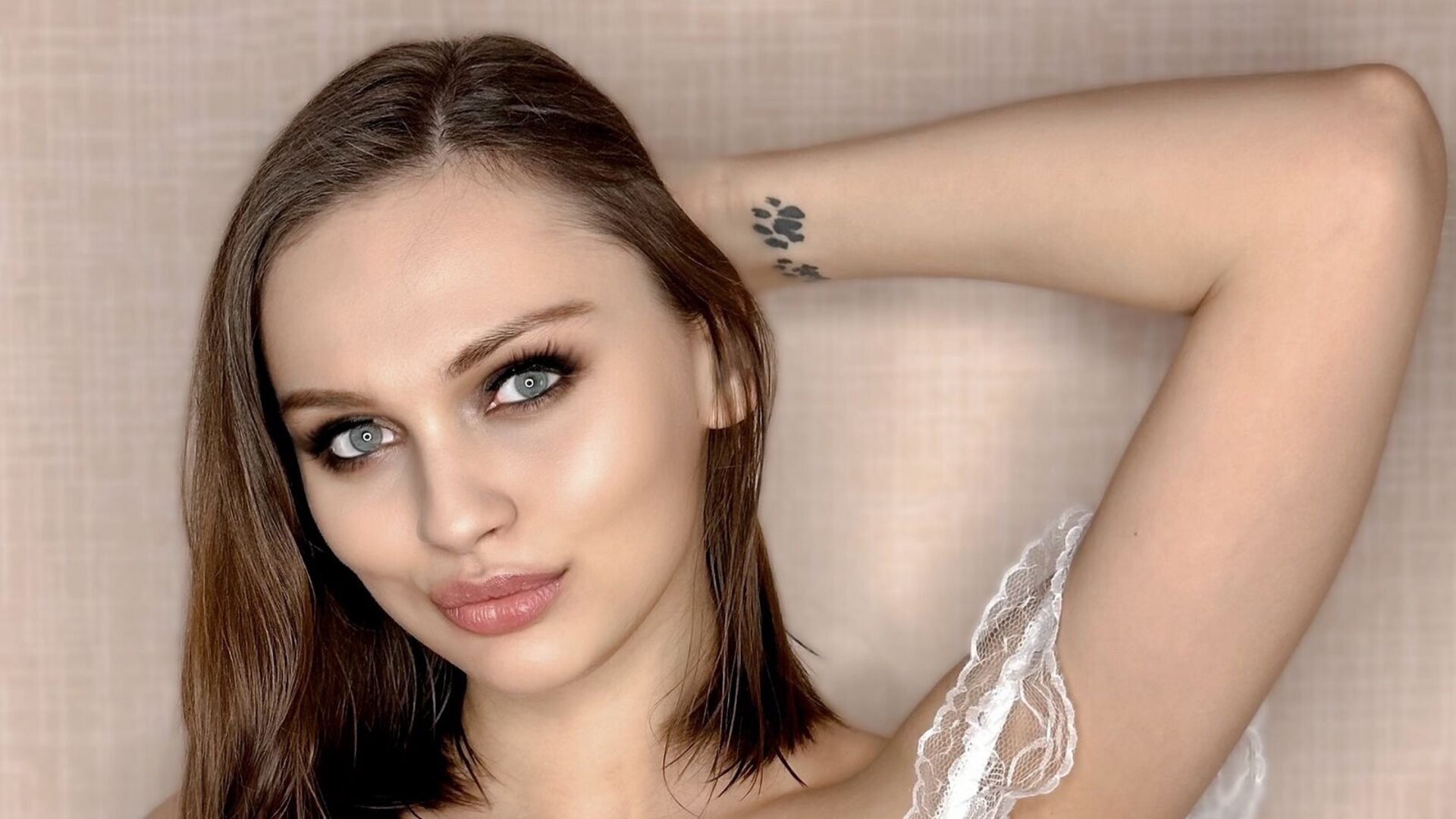 See JulieMartinez’s Cam Show Now