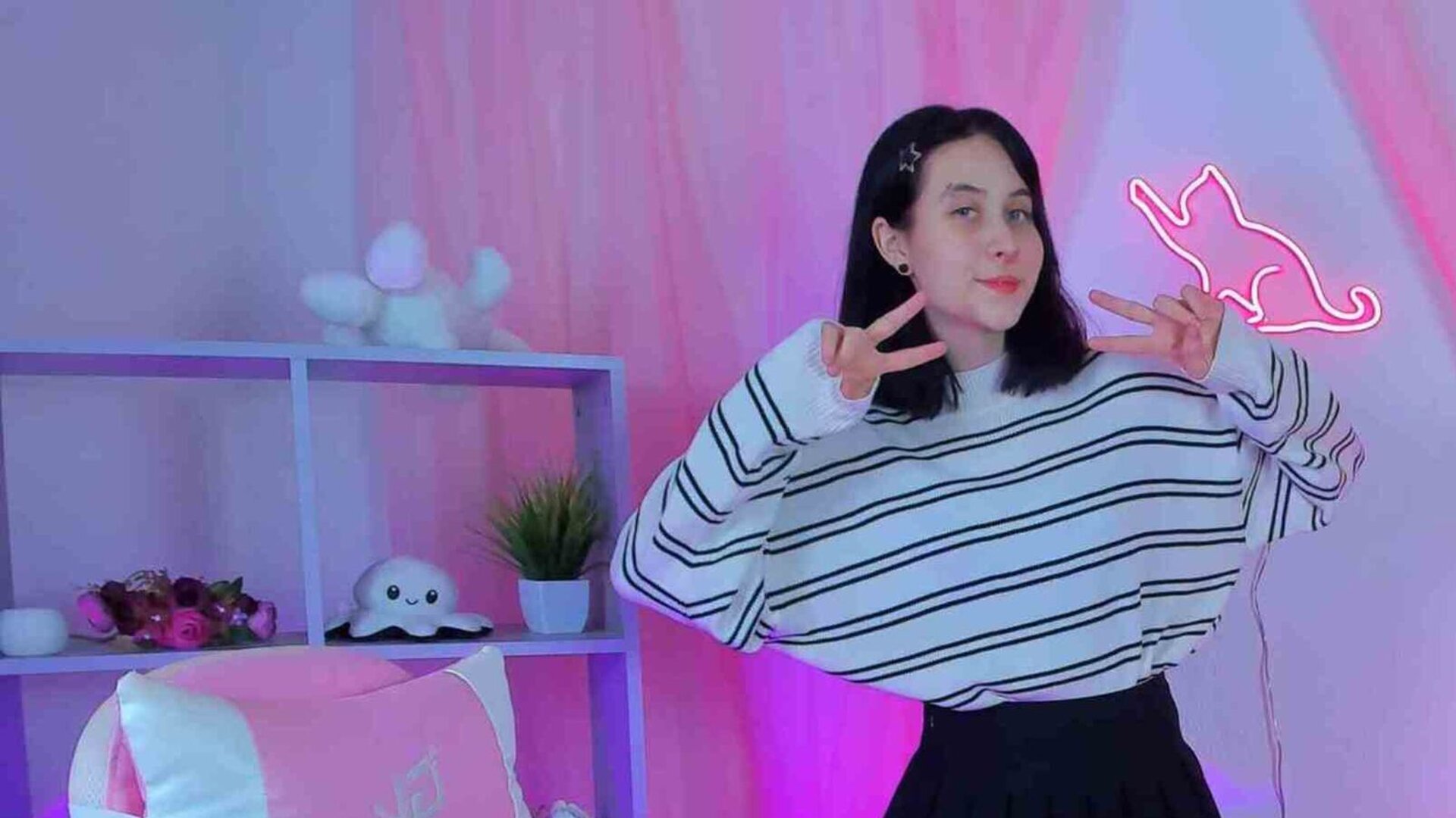 See LoonaYui’s Cam Show Now