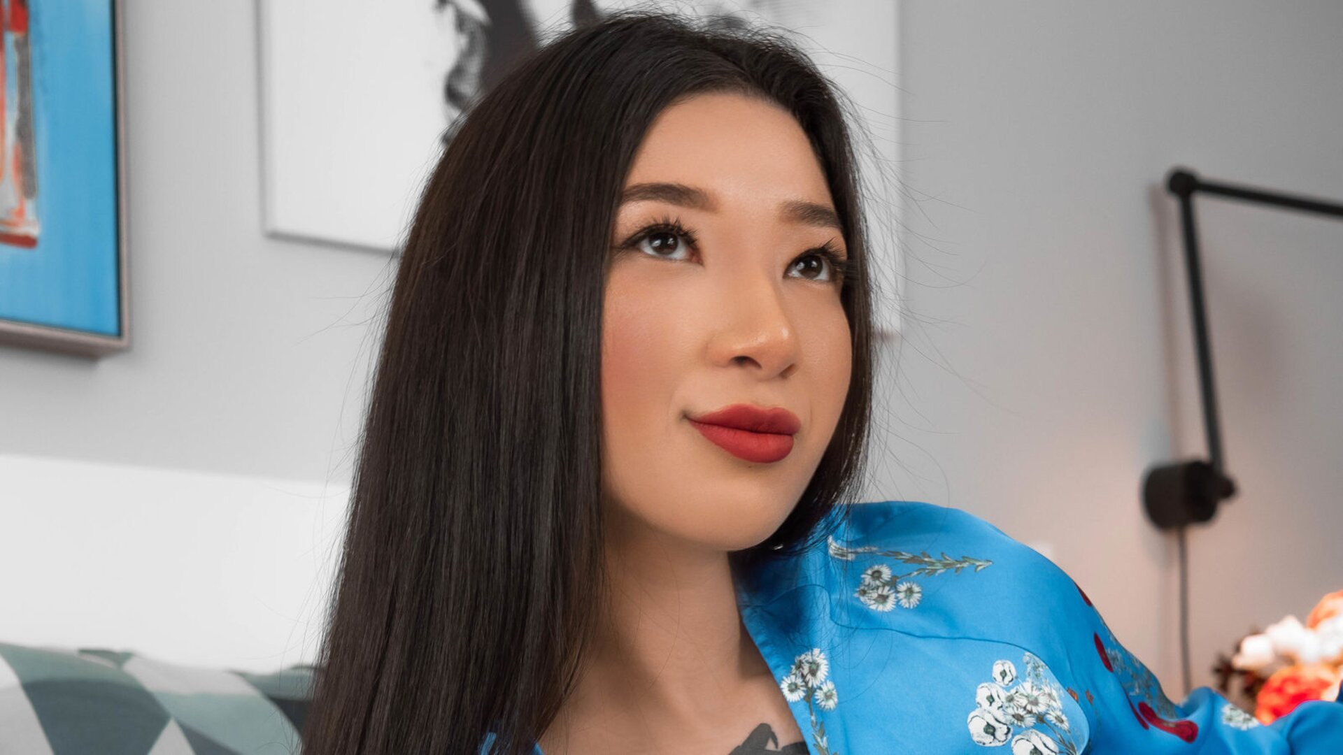 See MichaelaRoux’s Cam Show Now