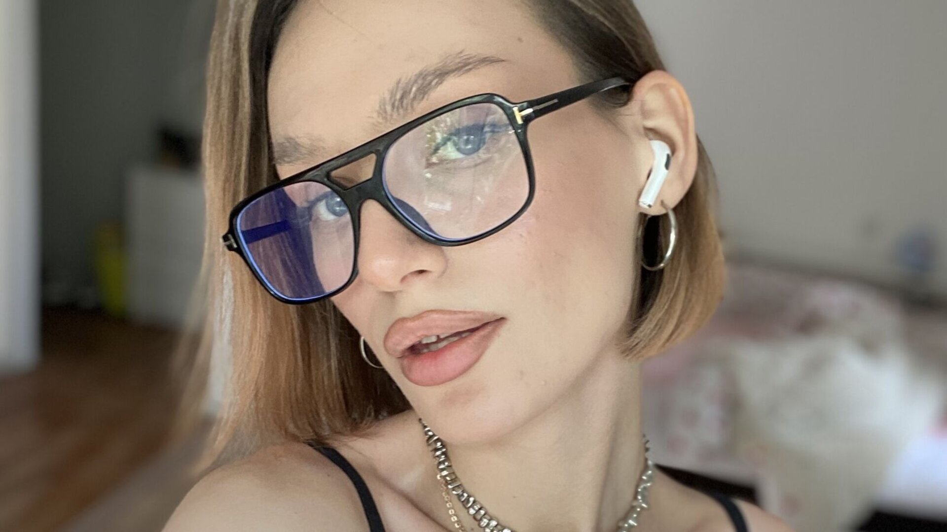 See RozeEyez’s Cam Show Now